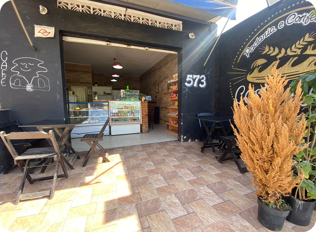 Espaço externo da Padaria Costa Leste - Área arejada para café da manhã na Zona Leste SP