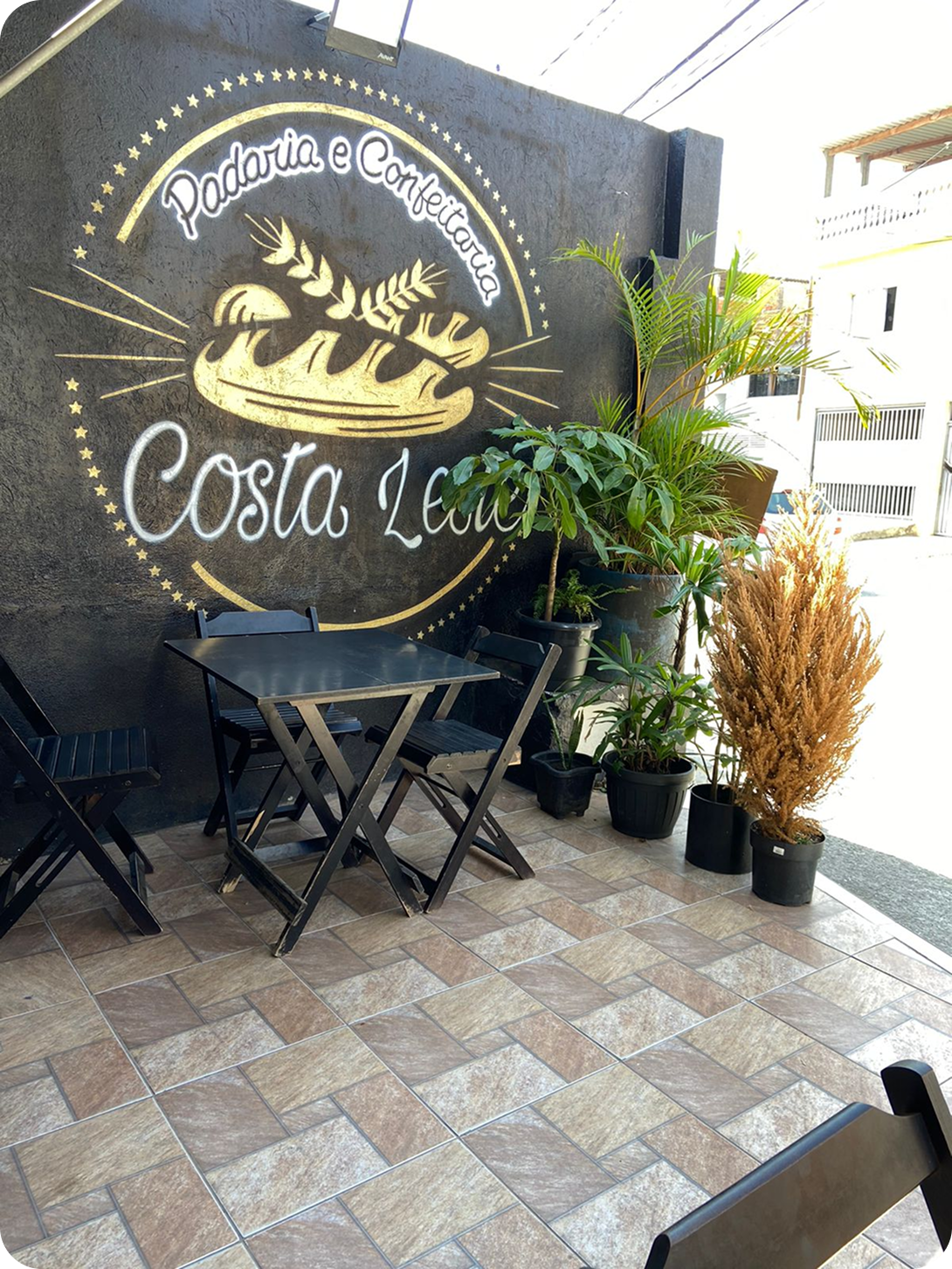 Espaço externo com plantas da Padaria Costa Leste - Ambiente relaxante na Vila Santo Henrique