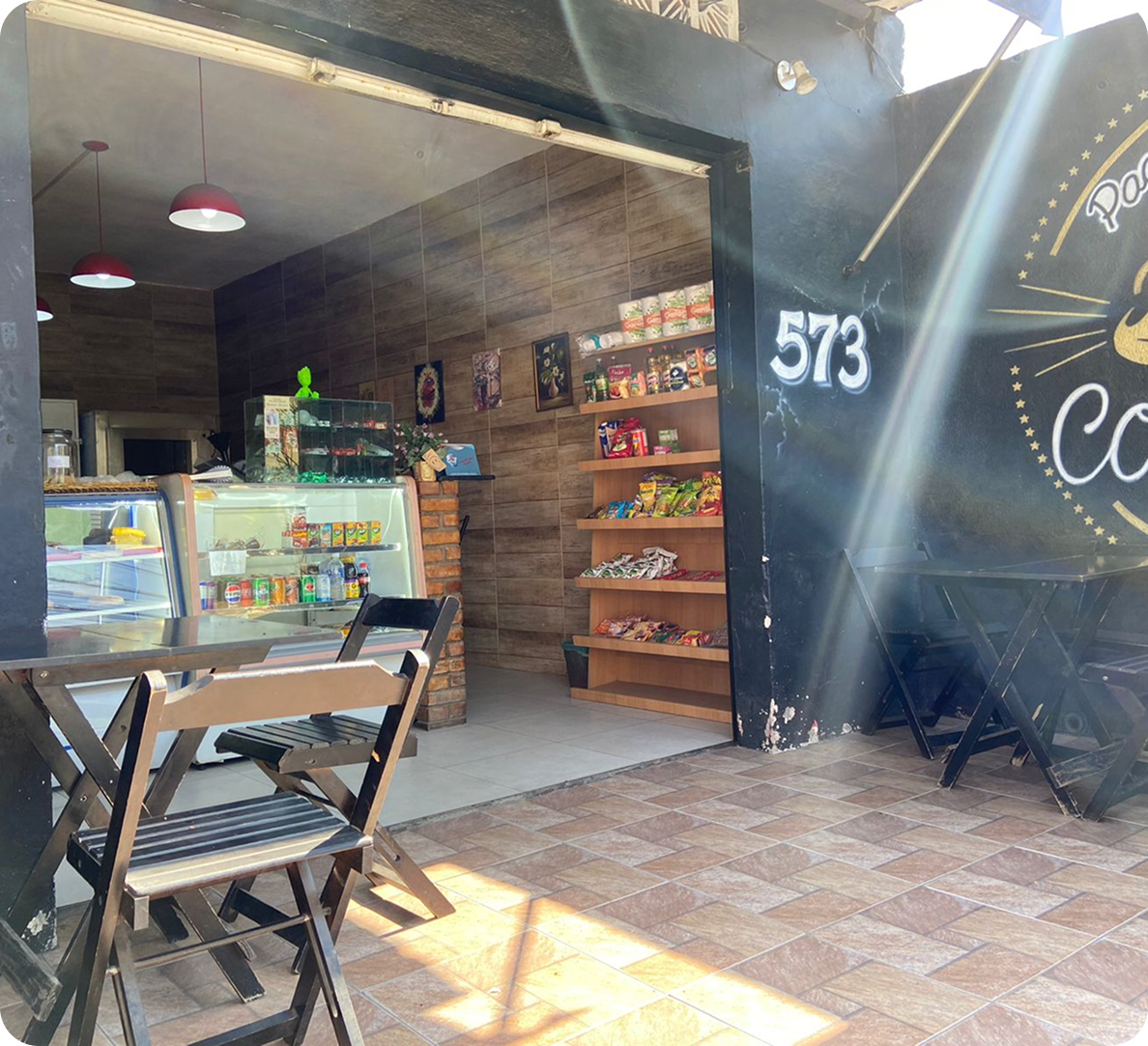 Interior da Padaria Costa Leste - Balcão de atendimento e produtos frescos desde 2020